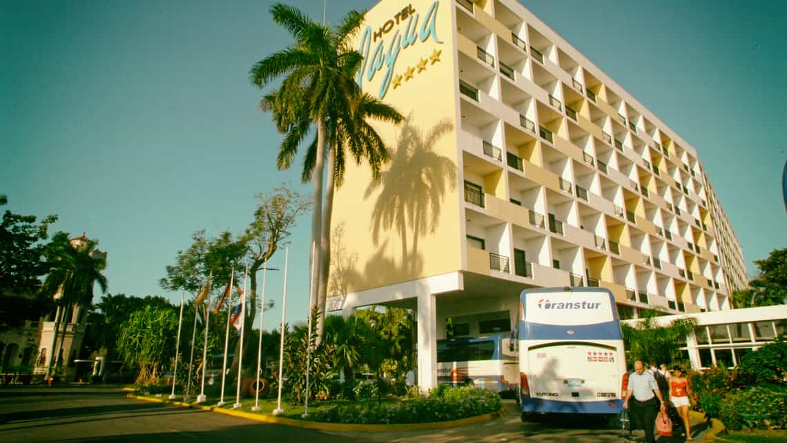 Fachada del Hotel Jagua en la zona de Punta Gorda en Cienfuegos
