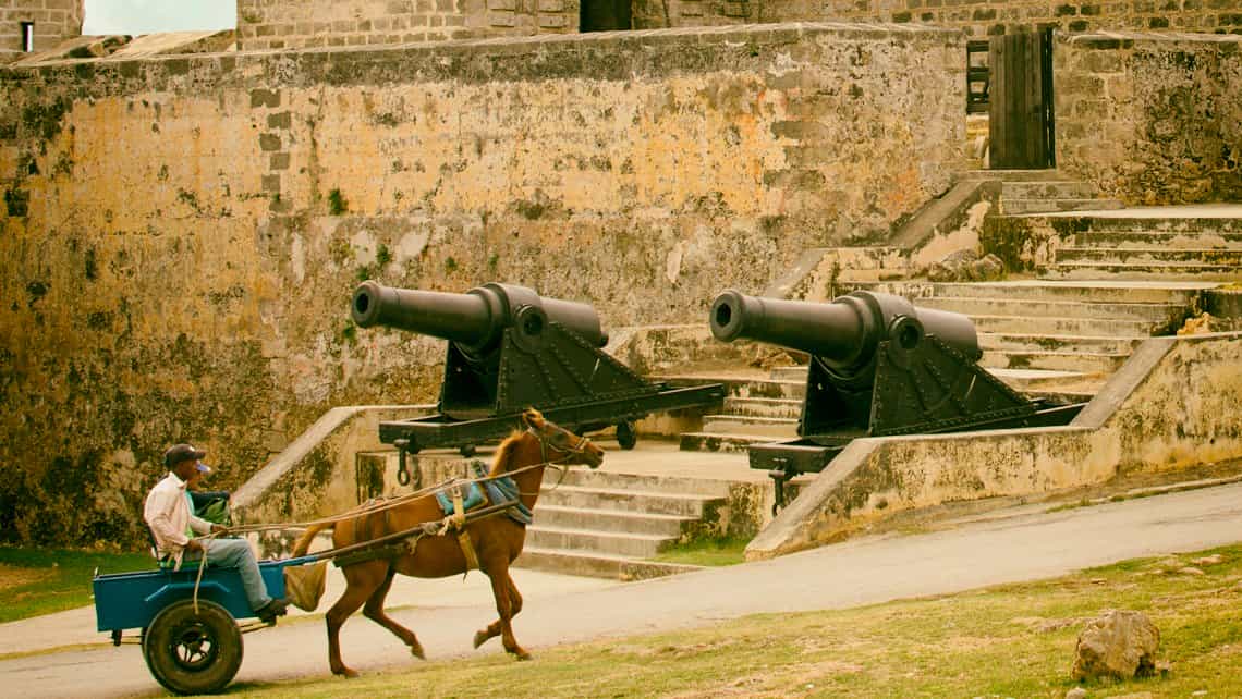 Coche a caballo circula frente al Castillo de Jagua
