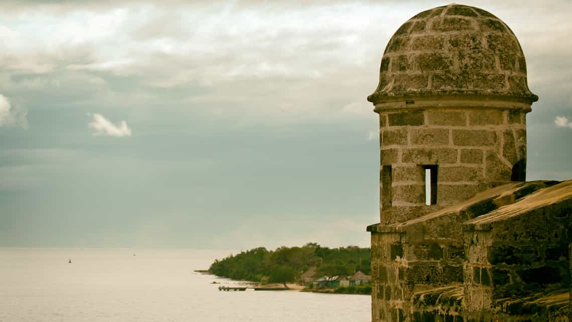 Torreon del Castillo de Jagua, al fondo el Sol se pone en las aguas de la Bahia de Cienfuegos