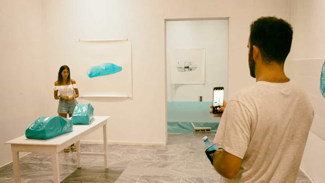 Turistas se toman fotos juntos a las obras en exhibicion en el Centro de Arte Contemporáneo Wifredo Lam