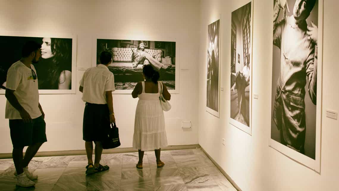 Turistas disfrutan de exposicion fotografica en la Fototeca de Cuba en la Plaza Vieja de La Habana