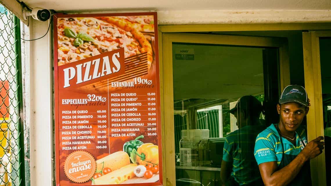 Los pequeños comercios que venden pizzas son omnipresentes en La Habana y toda Cuba
