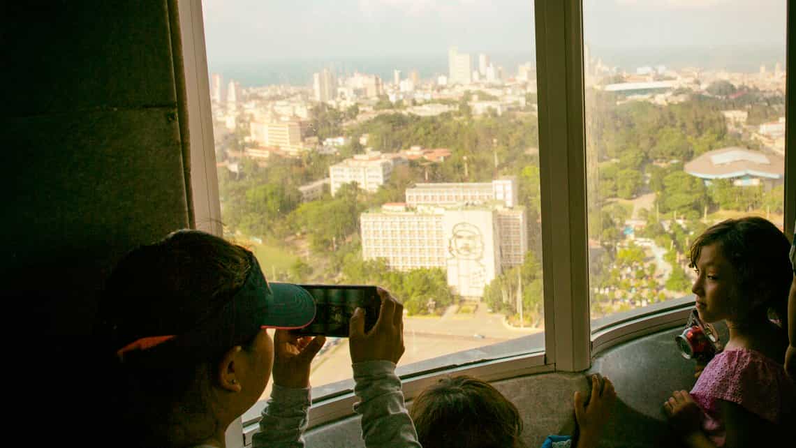 Niños toman fotos y observan hemosas vistas de La Habana desde lo alto del mirador de la Plaza de Revolucion