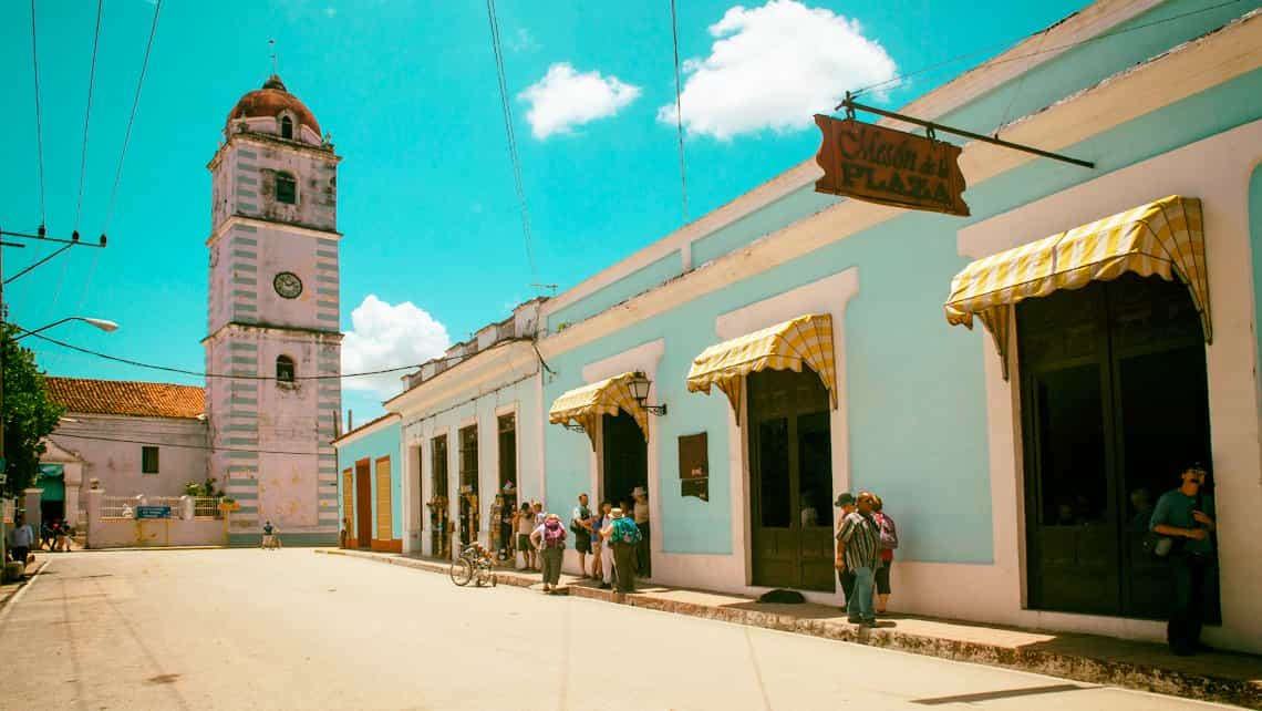 Calle en la parte colonial de Sancti Spiritus, al fondo la torre del campanario de la Iglesia Parroquial Mayor