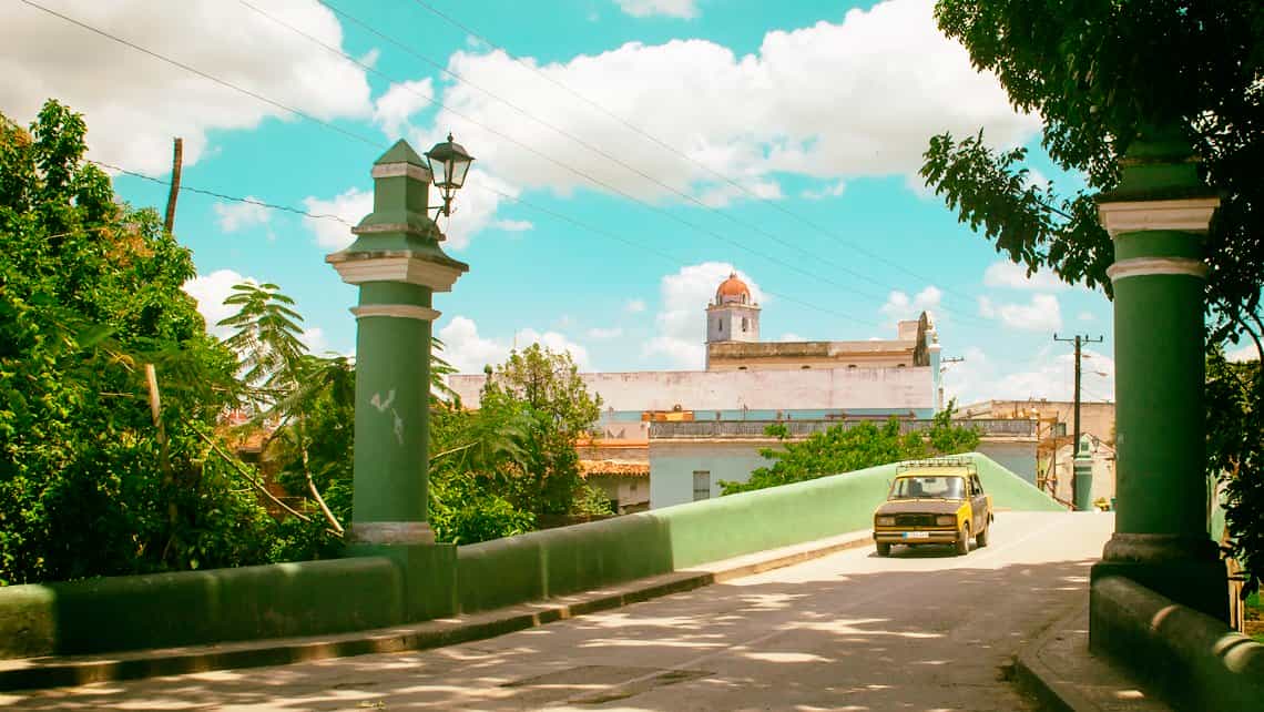 El puente sobre el Rio Yayabo le da la bienvenida a la ciudad de Sancti Spiritus