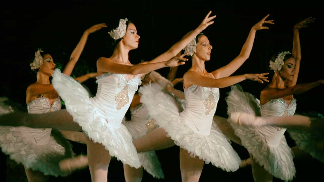 Ballet Nacional de Cuba baila el Lago de los Cisnes durante el Festival Internacional de Ballet de la Habana