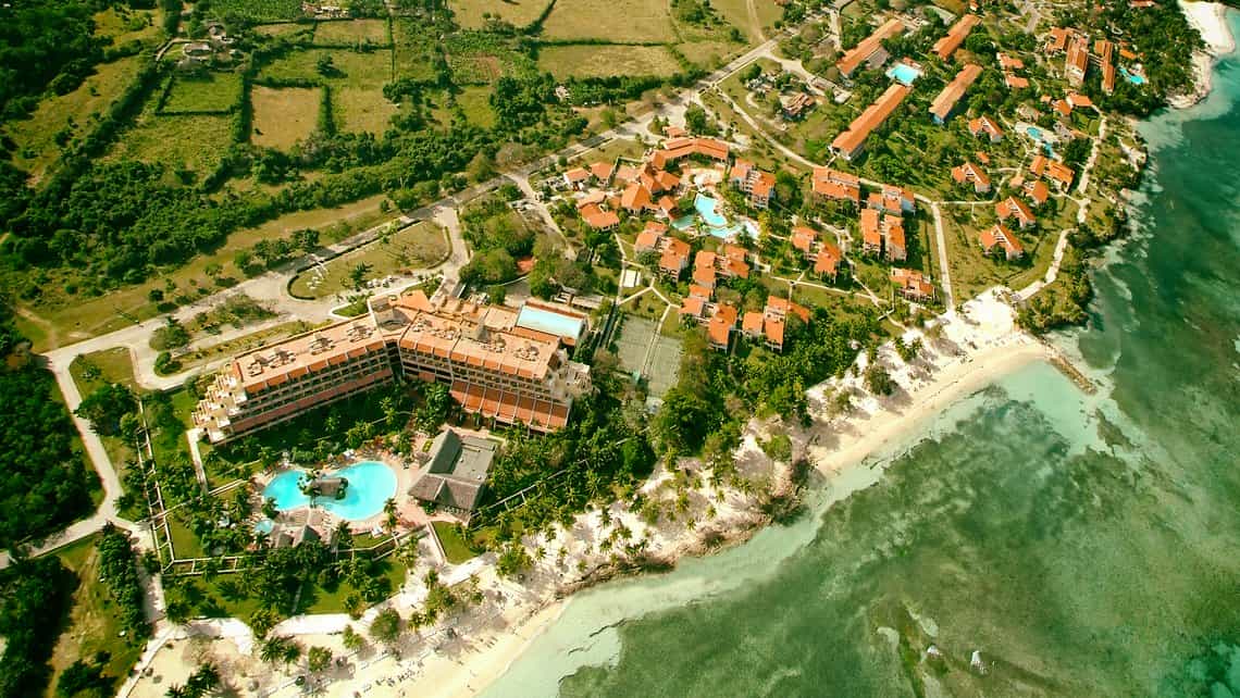 Vista area de la Playa de Guardalavaca en las cercanias del Hotel Brisas Guardalavaca