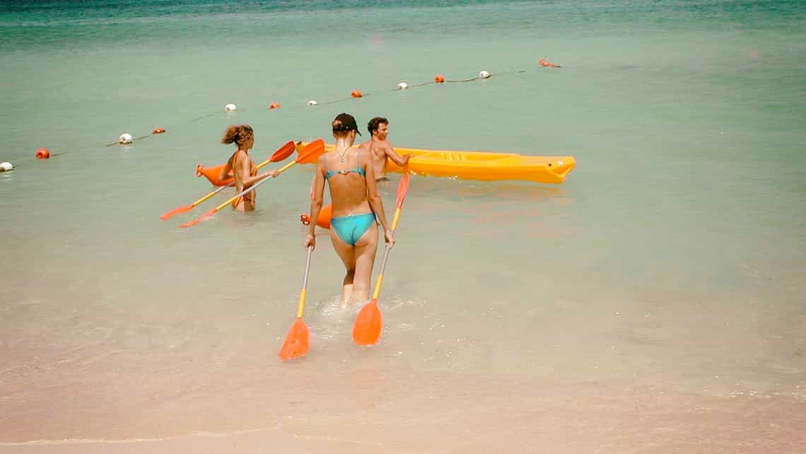 Turistas se preparan para zarpar en kayak en Playa Pesquero