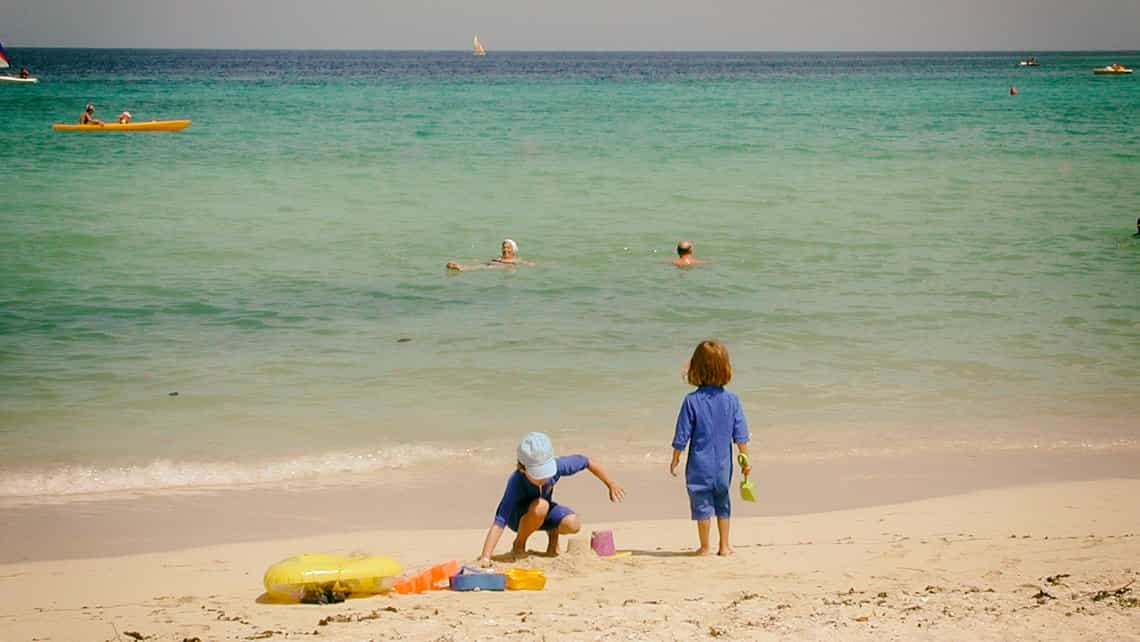 Niños juegan en las arenas de Playa Pesquero