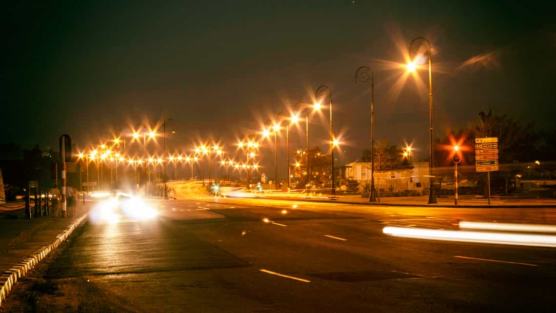 Malecon de la Habana cercano a la Avenida del Puerto en la noche