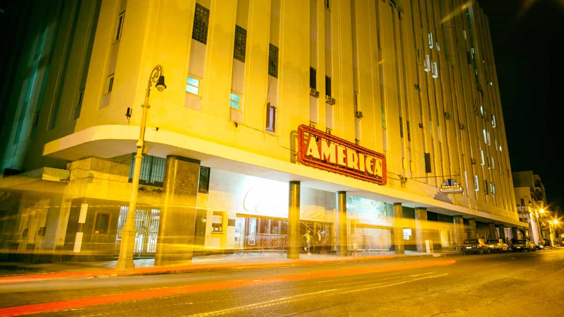 Cine Teatro America, al fondo La Casa de la Musica de La Habana Vieja