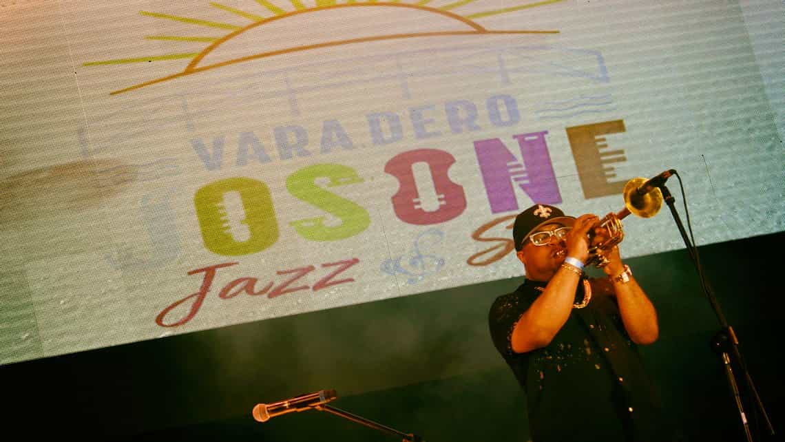 Artista toca la trompeta durante el Festival de Musica Josone en Varadero