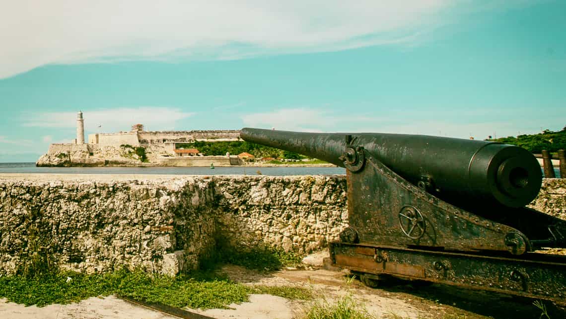 Cañon en el Castillo de la Punta guarda la entrada de la Bahia de la Habana