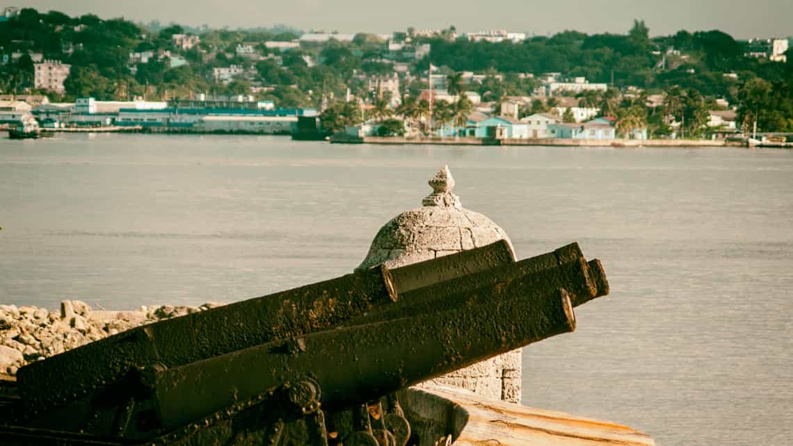 Bateria de cañones de la Fortaleza de la Cabaña que protege a La Habana del ataque de corsarios y piratas