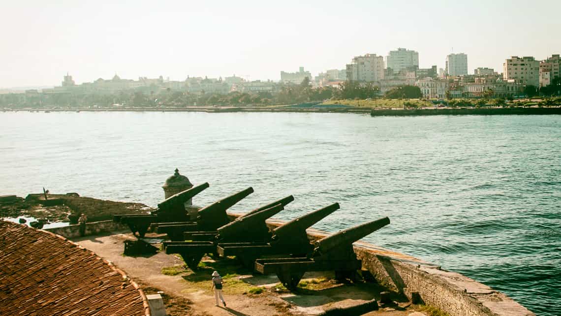 Bateria de cañones del Castillo del Morro protege la Bahia de la Habana
