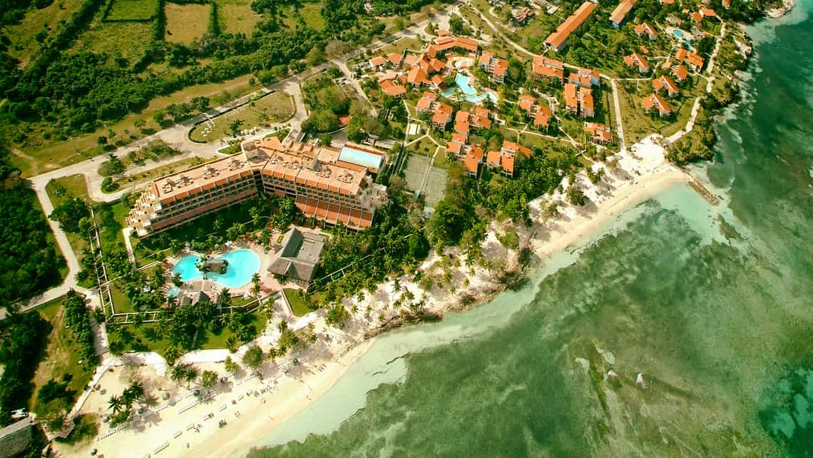Vista aerea de la Playa de Guardalavaca en los alrededores del hotel Club Amigo Atlantico Guardalavaca