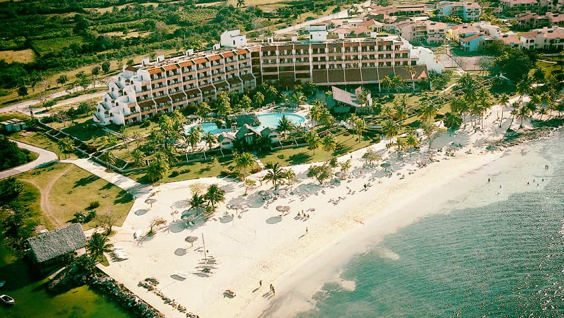 Vista aerea de la Playa Guardalavaca en las cercanias del Hotel Atlantico