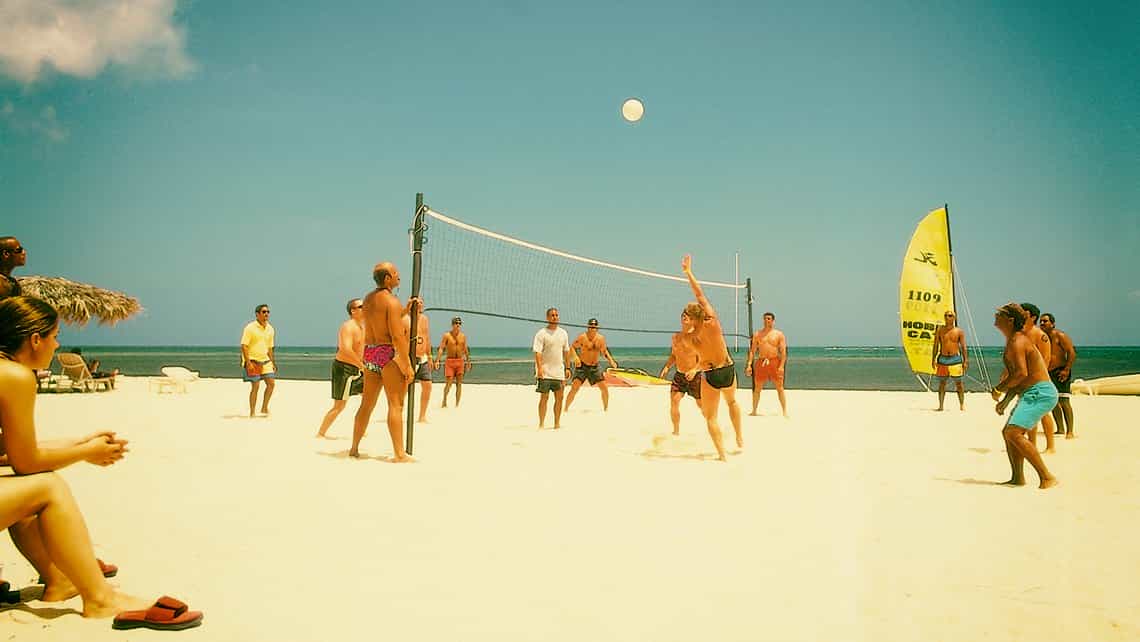 Turistas juegan al volleyball en las arenas de la Playa Guardalavaca