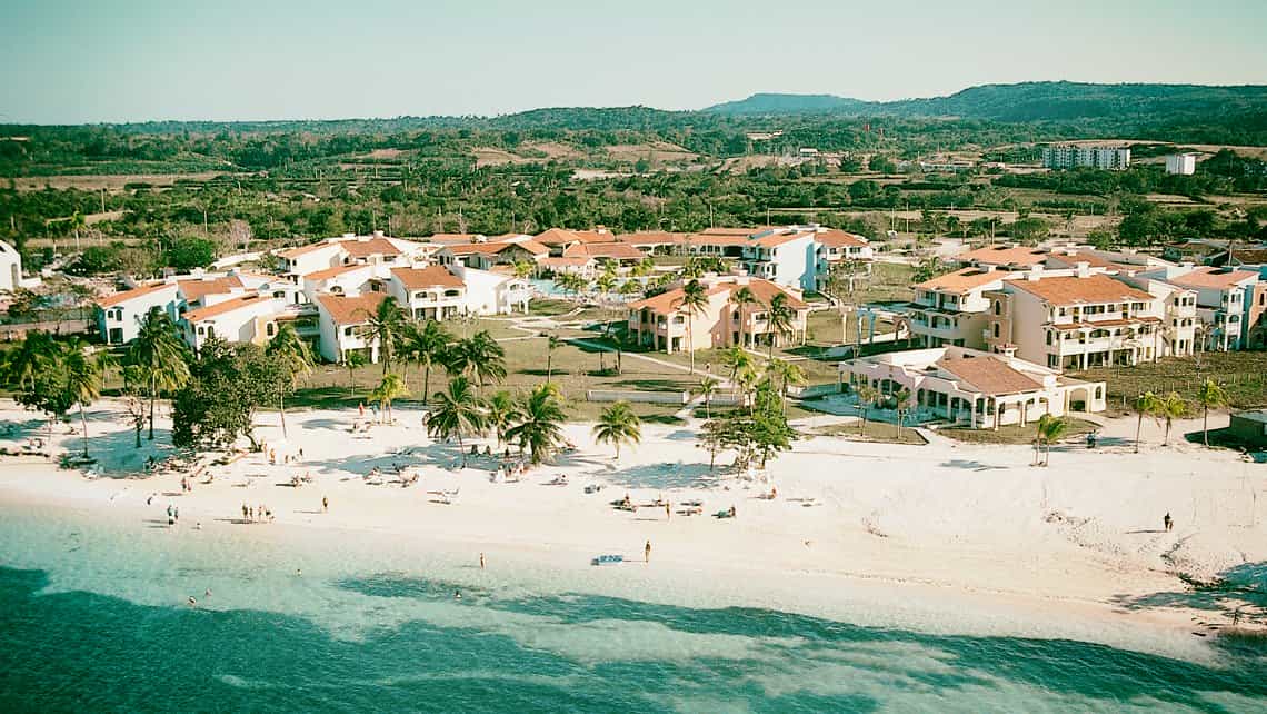 Vista aerea de la Playa Guardalavaca, al fondo colinas y paisaje campestre tipico de Cuba