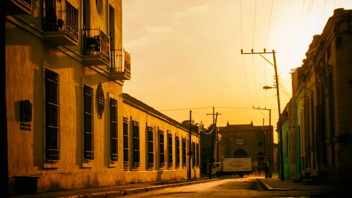 Bella puesta del sol en las intrincadas calles del centro historico de Camaguey