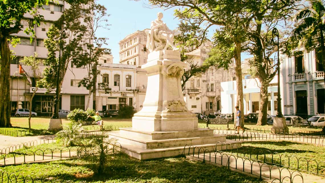 Estatua a Miguel de Cervantes en el Parque Cervantes de la Calle San Juan de Dios de La Habana Vieja