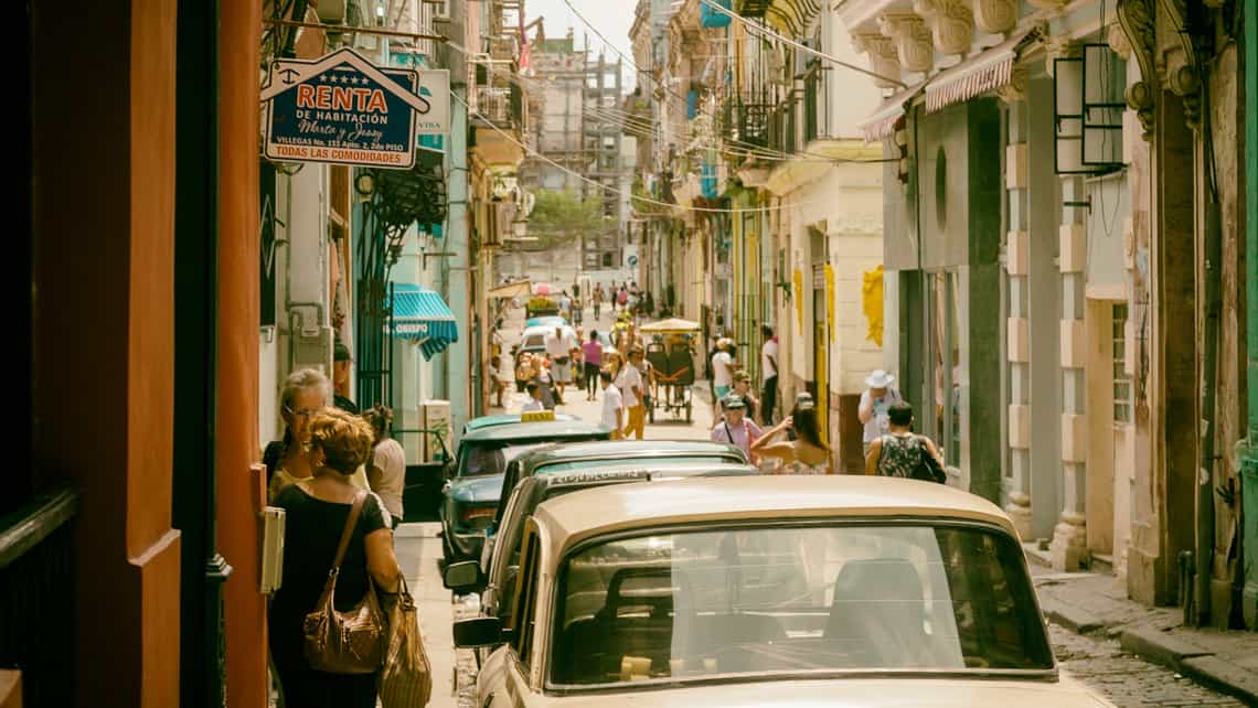 Paladares y casas particulares se anuncian con improvisados carteles en las calles de La Habana