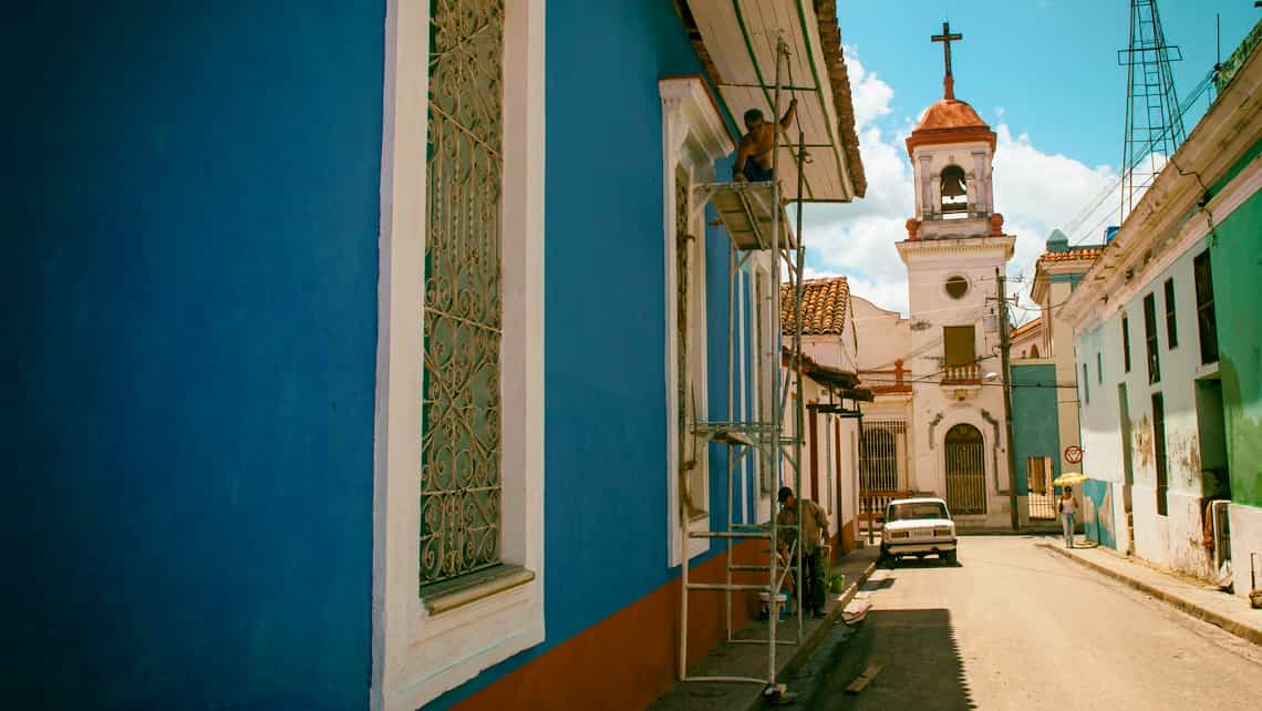 Obreros reparan y pintan edificios patrimoniales en el centro historico de Sancti Spiritus