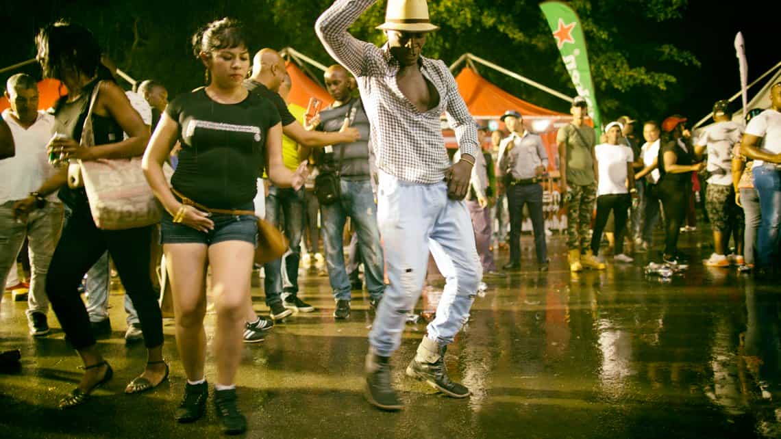 Habaneros bailan bajo la lluvia durante el reciente Festival de Salsa de La Habana
