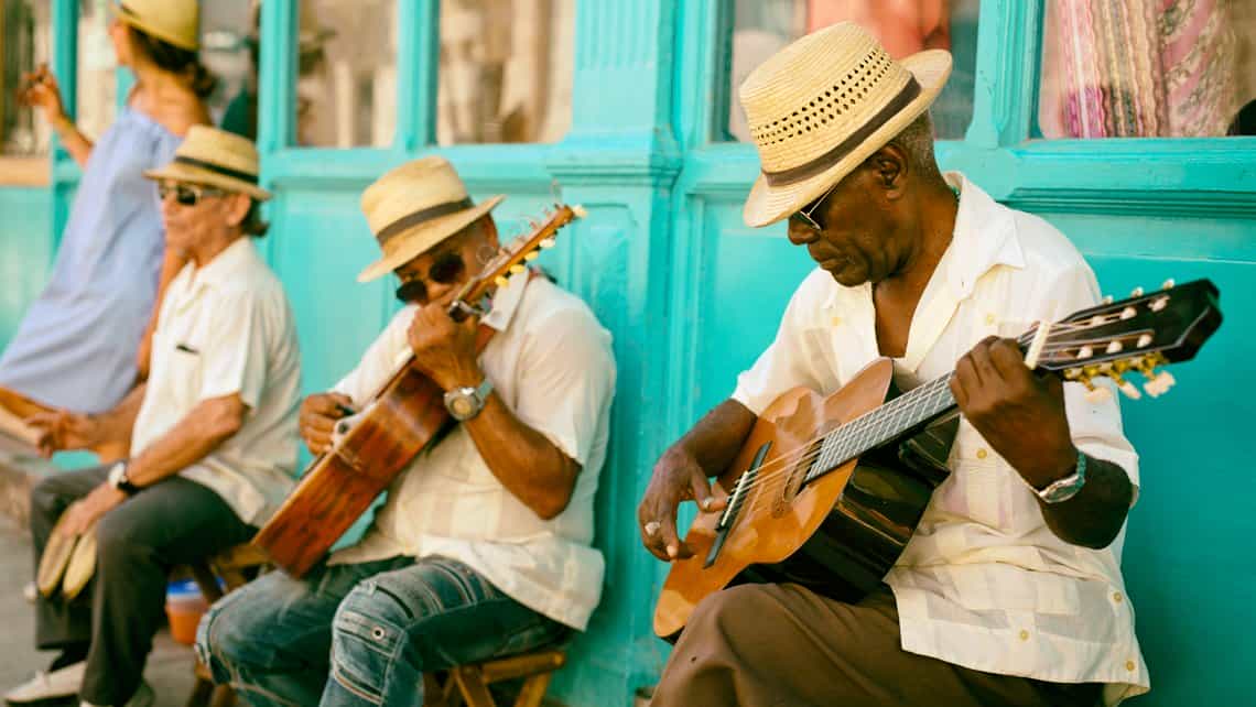 Soneros cantan en las calles de La Habana Vieja