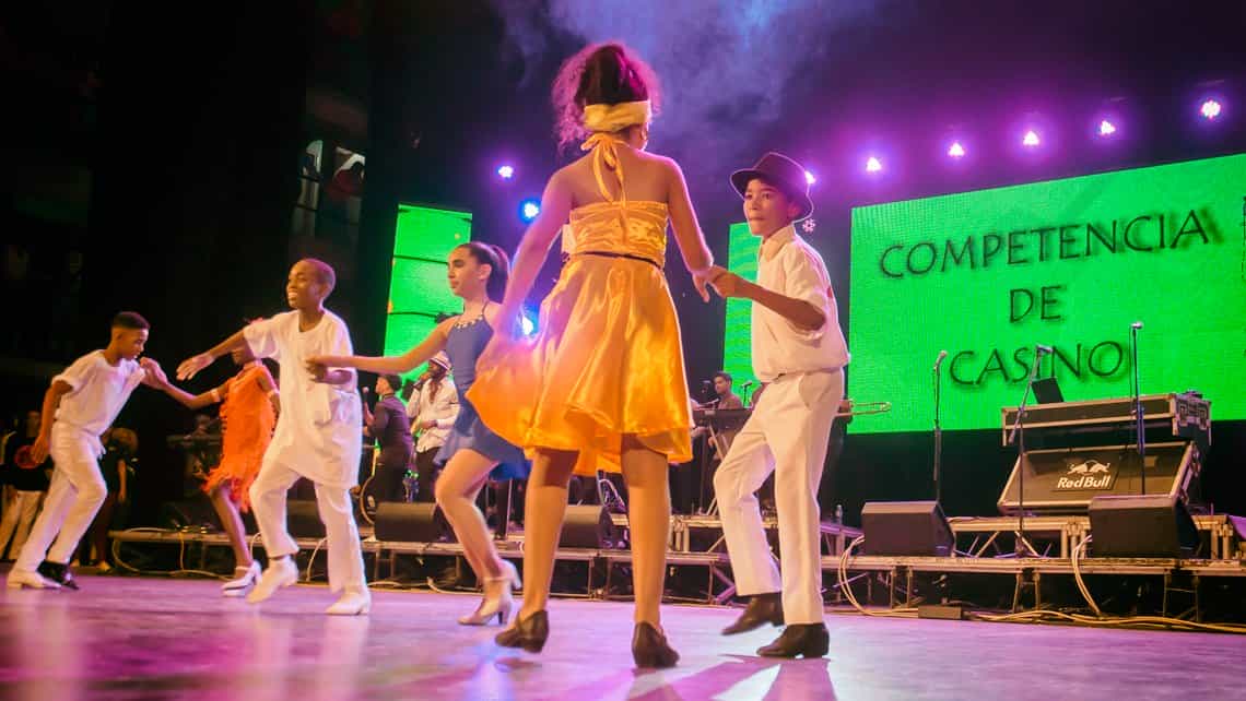 Niños cubanos danzan 'casino' en el Festival del Tambor
