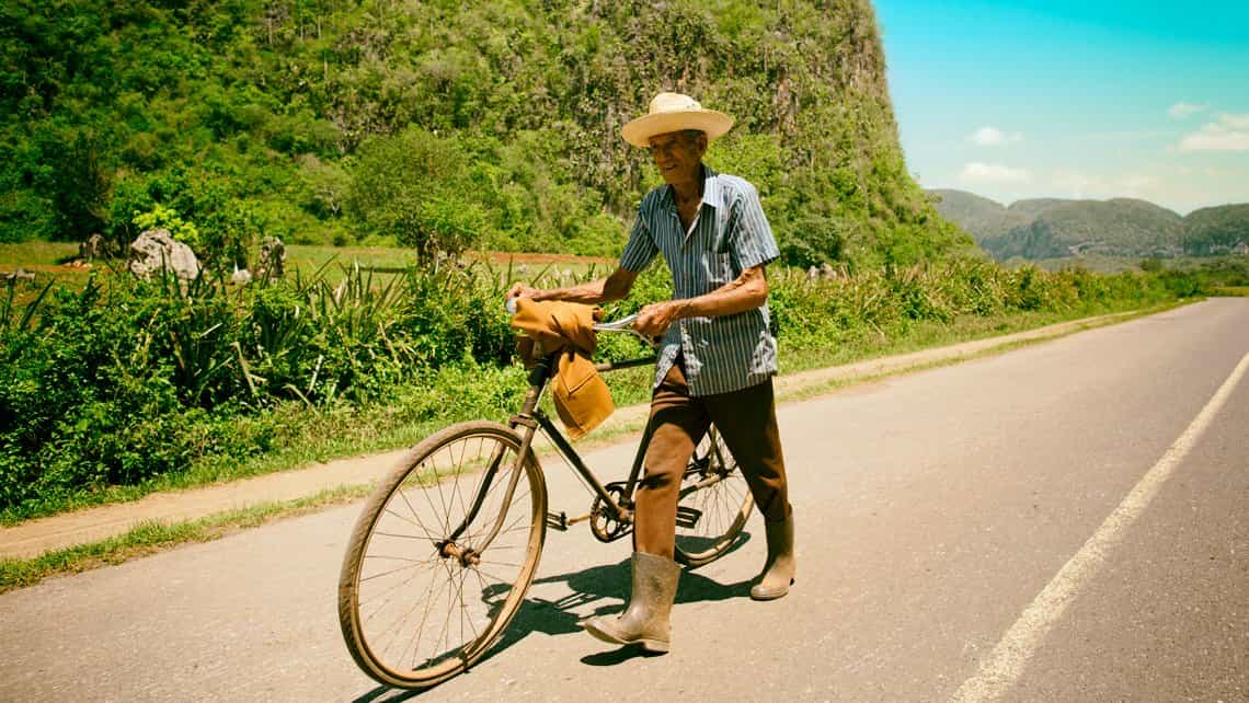 Campesino cubano protegiendose del sol con su sombrero de yarey