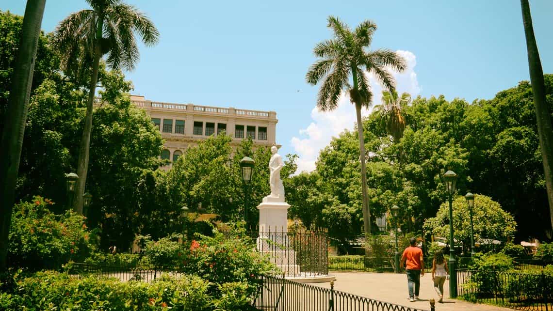 La Plaza de Armas en La Habana Vieja, sitio donde se fundo la ciudad