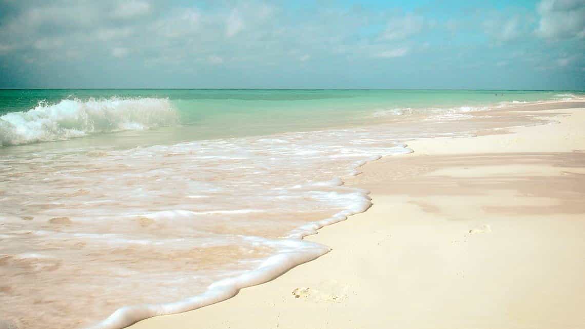 Arenas blancas y aguas transparentes en la playa de Varadero