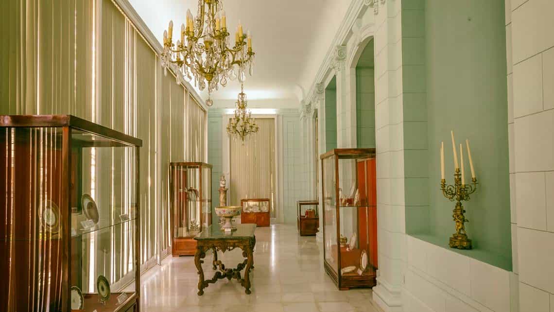 Salon del Museo Nacional de Artes Decorativas que exhibe piezas de porcelana y cristal