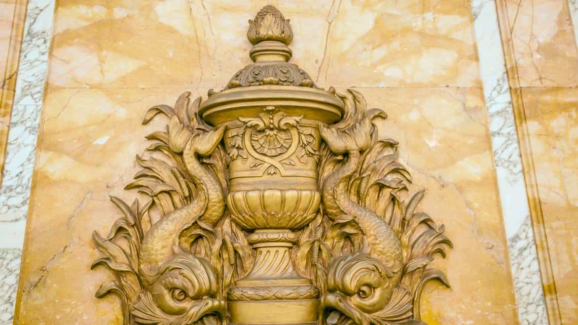 Paredes de marmol del Museo Nacional de Artes Decorativas con detalles decorativos de bronce