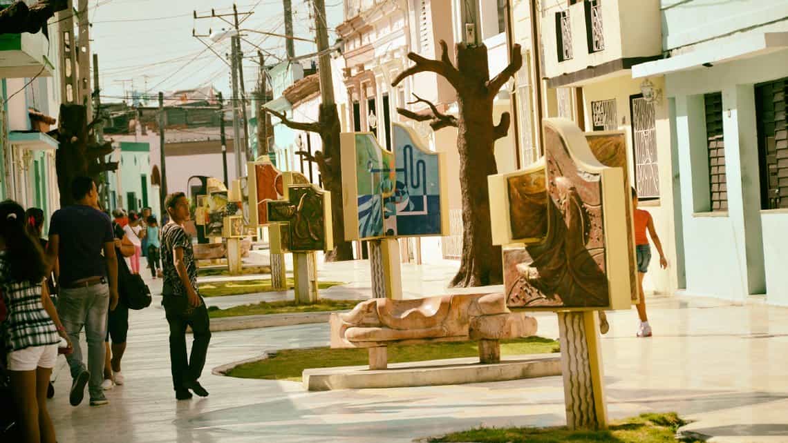 Esculturas decoran los postes de alumbrado en el Boulevard de Bayamo