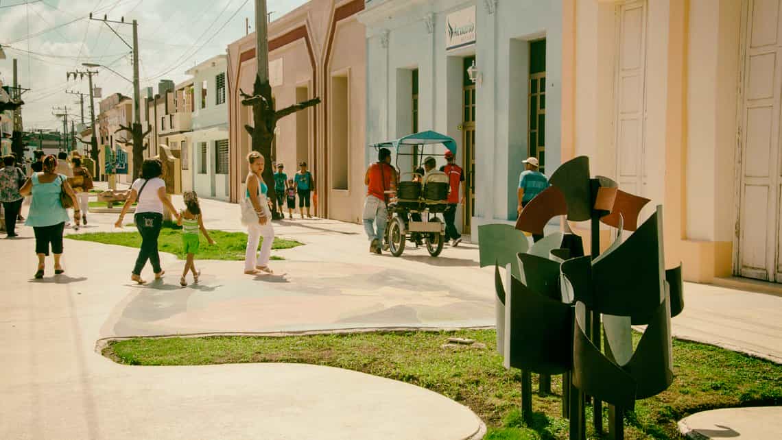 Vista del Boulevard de Bayamo donde se pueden observar las curiosas esculturas