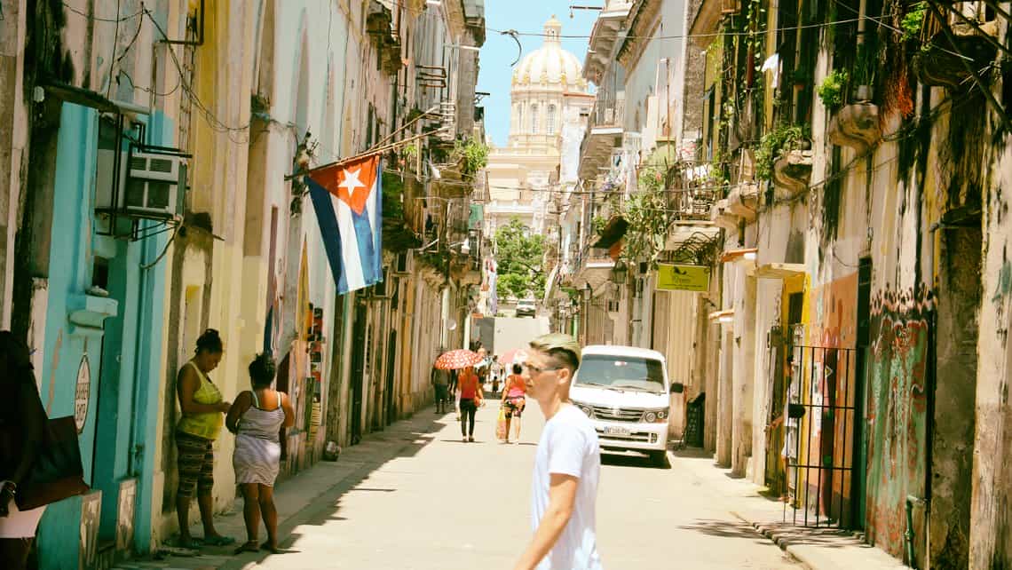 Turista camina por las calles de La Habana Vieja camino al centro historico de la ciudad