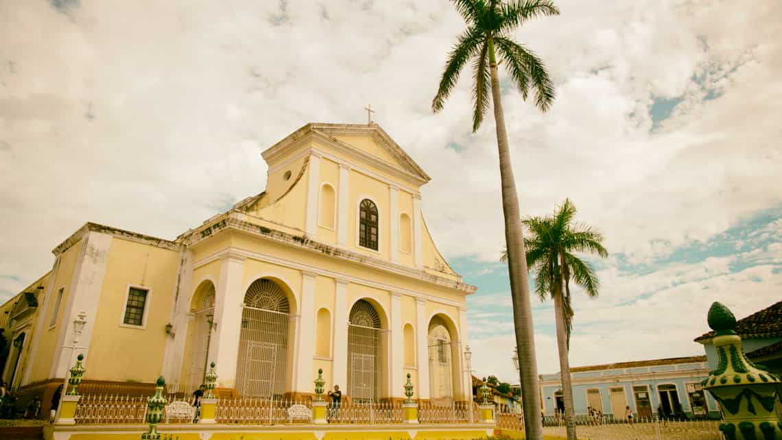 Iglesia y Plaza Mayor de Trinidad, al fondo el cielo azul de Cuba
