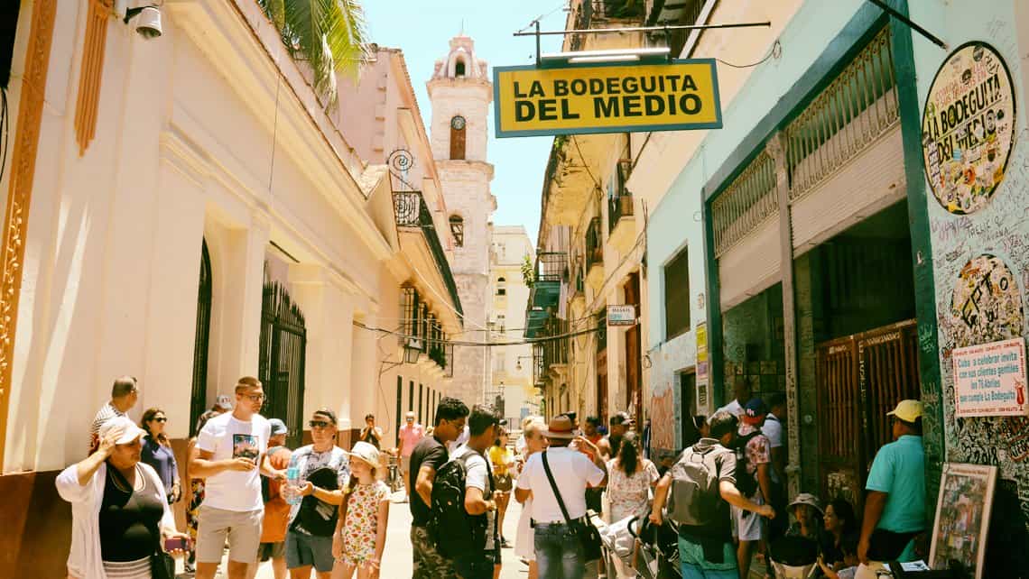 Turistas se aglomeran en la Calle Empedrado, justo frente a La Bodeguita del Medio, sitio ideal para probar la comida cubana