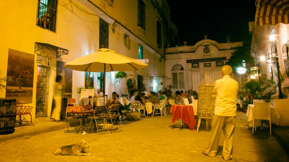 Turistas disfrutan de la noche habanera en el Callejon del Chorro, justo en la Plaza de la Catedral