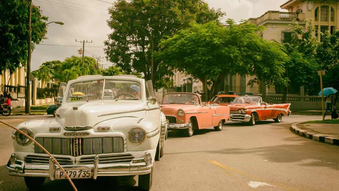 Coches americanos de los años 50, almendrones, recorren las calles del Vedado habanero