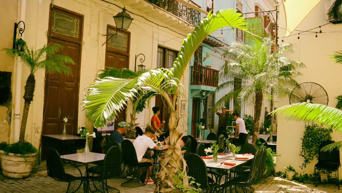 Viajeros conversan en las mesas de uno de las paladares de La Habana Vieja