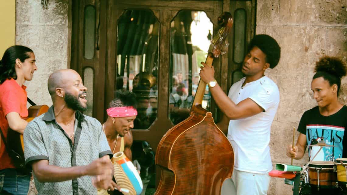 Musicos callejeros cantan canciones populares cubanas en la Calle Obispo de La Habana Vieja
