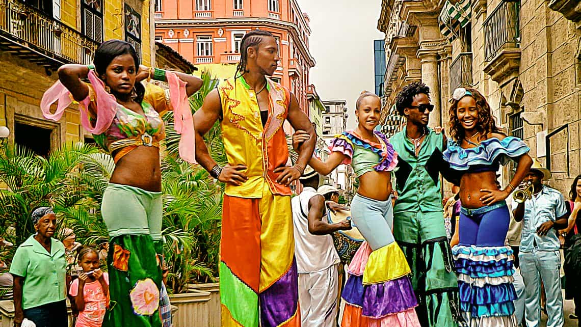 Giganteria Ambulante, zanqueros que bailan y entretienen a turistas en las calles de La Habana Vieja