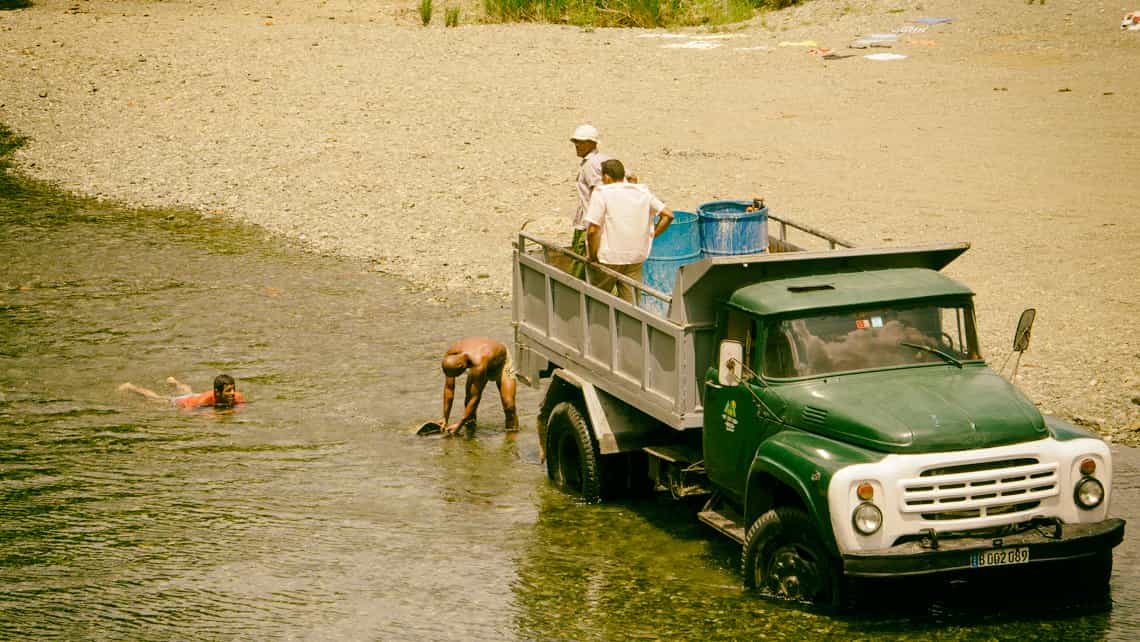 Residentes de Baracoa toman agua del rio Duaba y lavan un camion