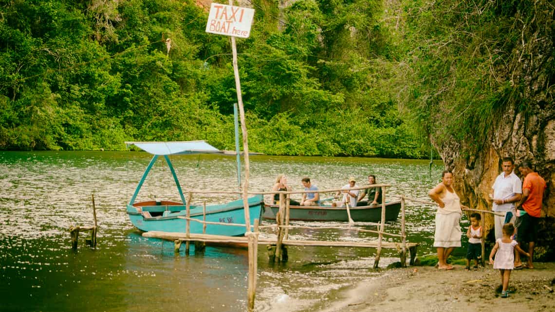 Turistas pasean en bote durante un recorrido por el rio Toa en las cercanias de Baracoa