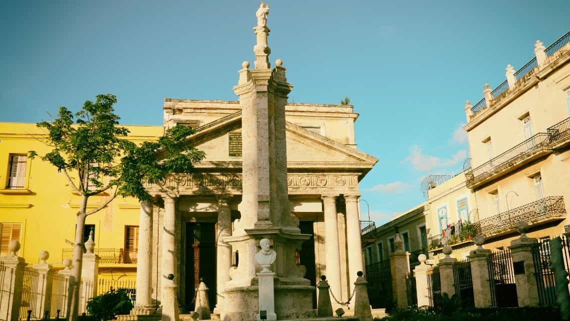 El Templete, simbolo de La Habana, justo en la Plaza de Armas de La Habana Vieja