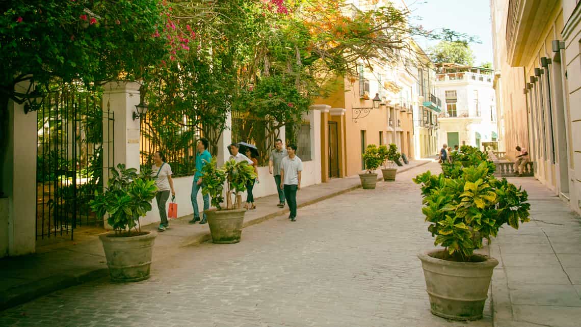 La Habana Vieja, turistas recorren el centro historico de las ciudad por la calle Mercaderes