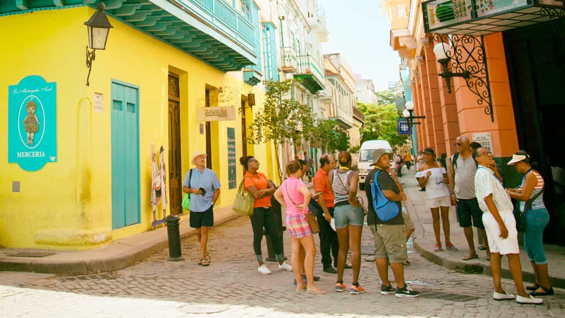 Turistas toman fotos del Hotel Ambos Mundos en la esquina de Mercaderes y Obispo en La Habana Vieja